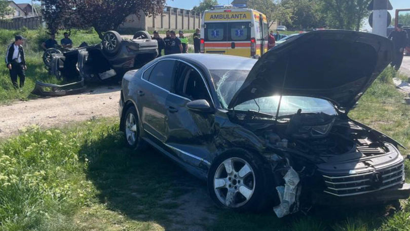 Două automobile s-au ciocnit puternic pe șoseaua Hâncești: Sunt răniți