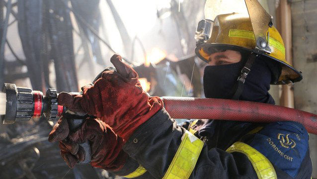 Incendiu puternic în Capitală: Două apartamente, în flăcări