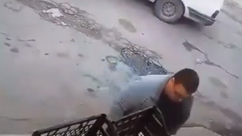 Șofer din Chișinău, filmat cum fură pâine de la rampa magazinului