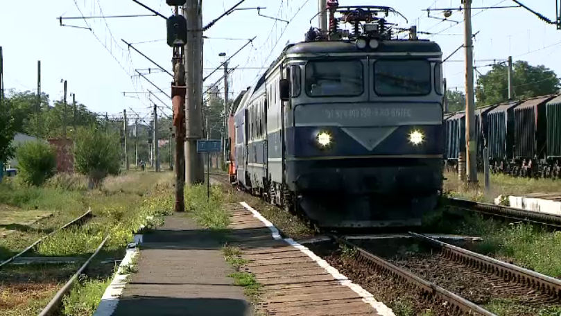 Accident feroviar în România: O locomotivă a lovit un vagon. Șase răniți