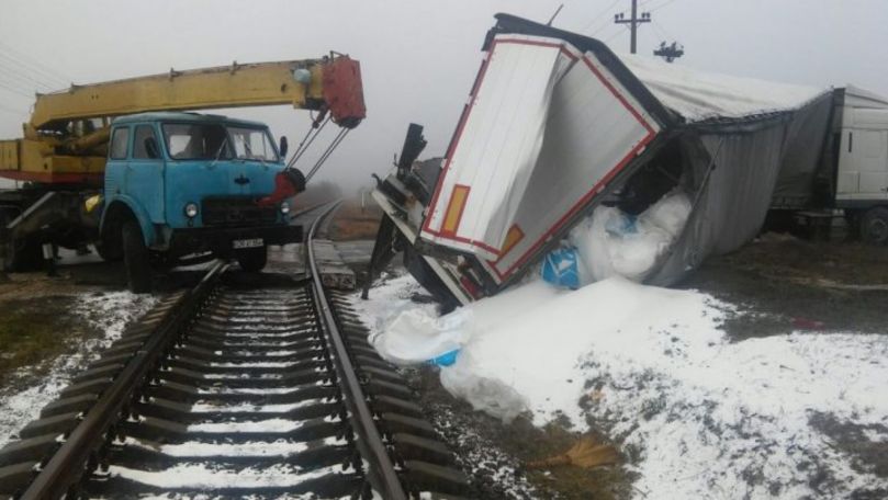 Accident feroviar la Șoldănești: Un camion a fost lovit de un tren