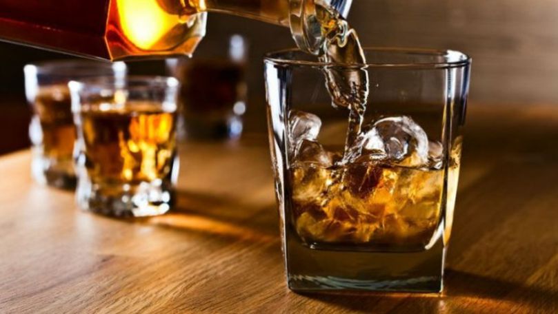 Alcool la pahar, comercializat lângă un liceu din Capitală
