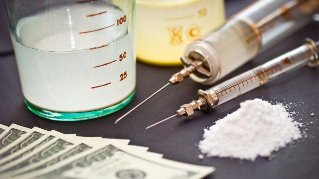 Также были найдены средства, полученные при продаже наркотиков и мобильные телефоны, используемые в преступных целях.
