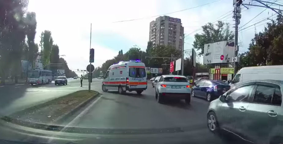 В Кишиневе полицейский отказался пропустить скорую помощь.