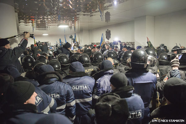В определенный момент журналисты оказались в ловушке между полицейскими и протестующими.