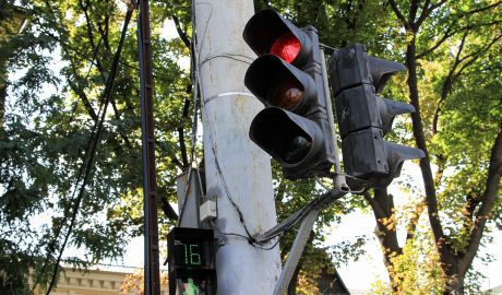 Instalarea plăcuţelor cu săgeată verde la intersecţiile din capitală tărăgănează. Foto: jurnal.md