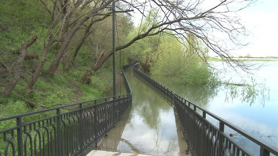 Из-за дождей уровень воды в Днестре поднимается.