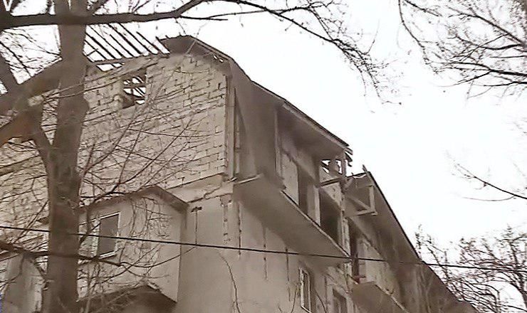 По самым скромным оценкам, почти 20 многоквартирных домов в столице стоят с незавершёнными мансардами. 
