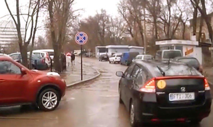 Женщина отказалась пропускать автомобиль скорой помощи.