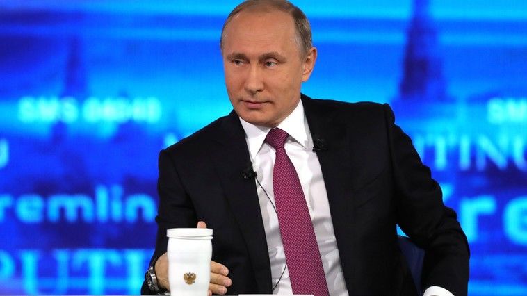 Vladimir Putin, bombardat în direct cu mesaje critice.