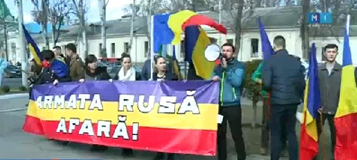 Юноши и девушки пришли к посольству Российской Федерации в Кишинёве с землёй и деревянными крестами.