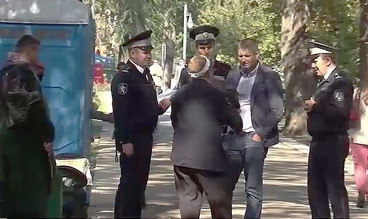 Полицейские, прибыв на место преступление, сразу опросили всех свидетелей.