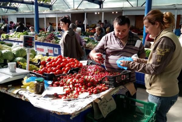 Prețul unui kilogram de fructe de sezon porneşte de la 22 de lei. Foto: Ziare Live