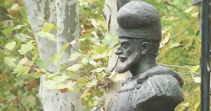 Аллея правителей Крикова была обустроена в 2015 году. Каждый бюст сделан из бронзы.