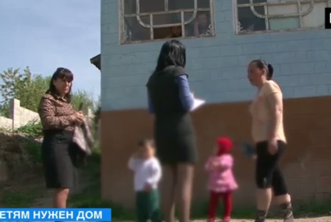 Живут дети в ветхом доме, у них нет даже самого необходимого, а социальной помощи едва хватает на еду.