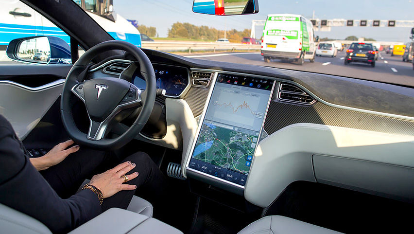 Илон Маск пообещал выпустить полностью беспилотную Tesla в этом году.
