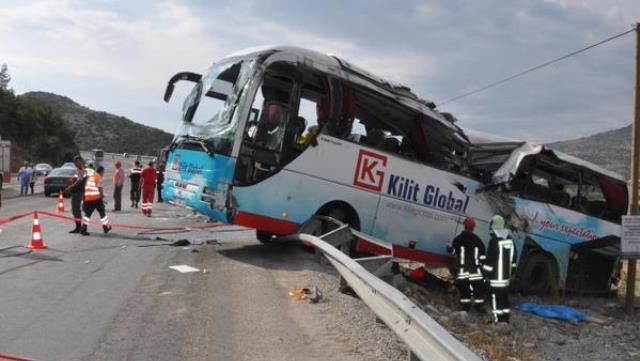 По дороге из Памуккале в Анталью туристический автобус перевернулся на скользкой дороге.