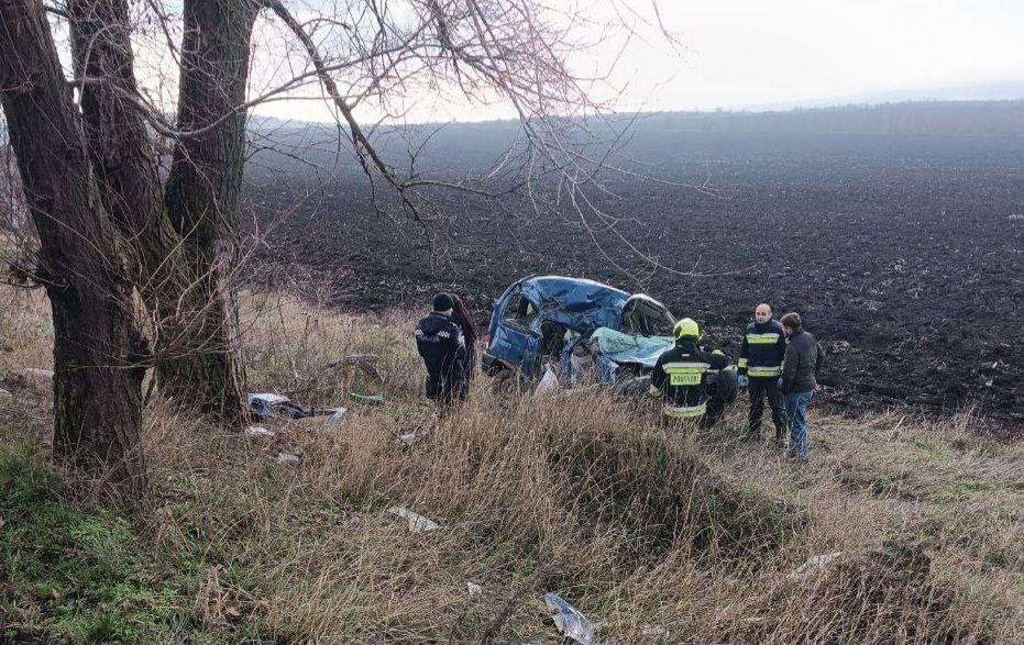 Un automobil a derapat de pe carosabil și s-a izbit de un copac la Florești: Două persoane au murit.