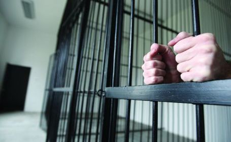 Un cetăţean al Ucrainei a fost condamnat la 10 ani de închisoare pentru comiterea escrocheriei în proporţii deosebit de mari şi falsul în acte.