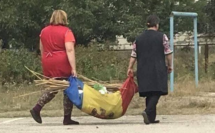 По факту осквернения флага уборщицами школы возбуждено уголовное дело.