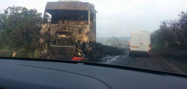 Un camion care transporta anvelope a luat foc la Căușeni. Foto: smotra.md