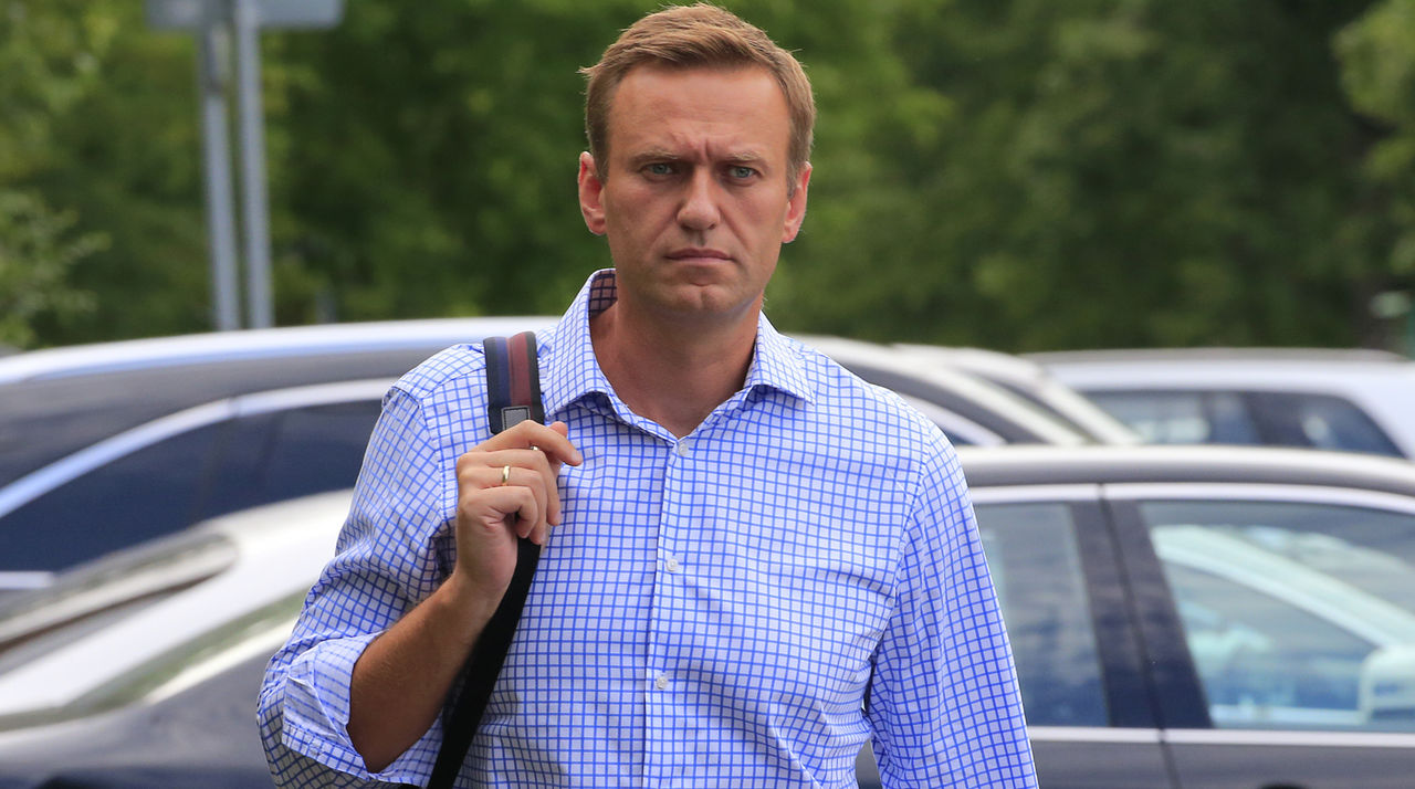 Стаканчик, из которого Навальный пил в аэропорту, он получил из рук своего помощника.