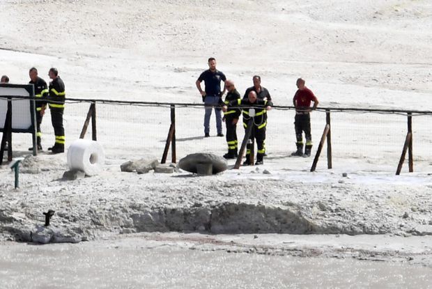 O familie și-a pierdut viața, după ce a căzut în craterul unui vulcan, în apropiere de Napoli.