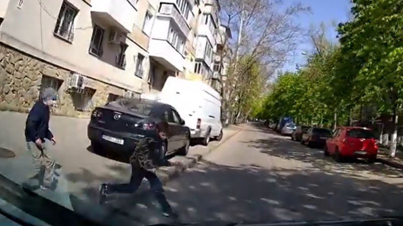 В столице ребенок едва не попал под колеса автомобиля.