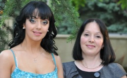 Pe lângă melodie, Mariana Şura îi va dărui mamei sale, de 8 Martie, o floare de cameră şi bani, ca să-şi cumpere ce va dori
