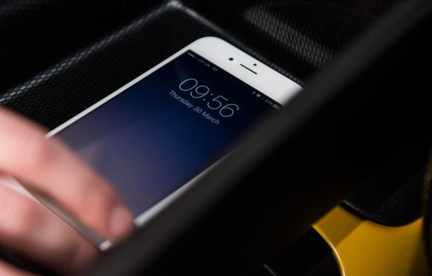 Nissan vrea să-i încurajeze pe șoferi să nu mai folosească telefonul la volan.