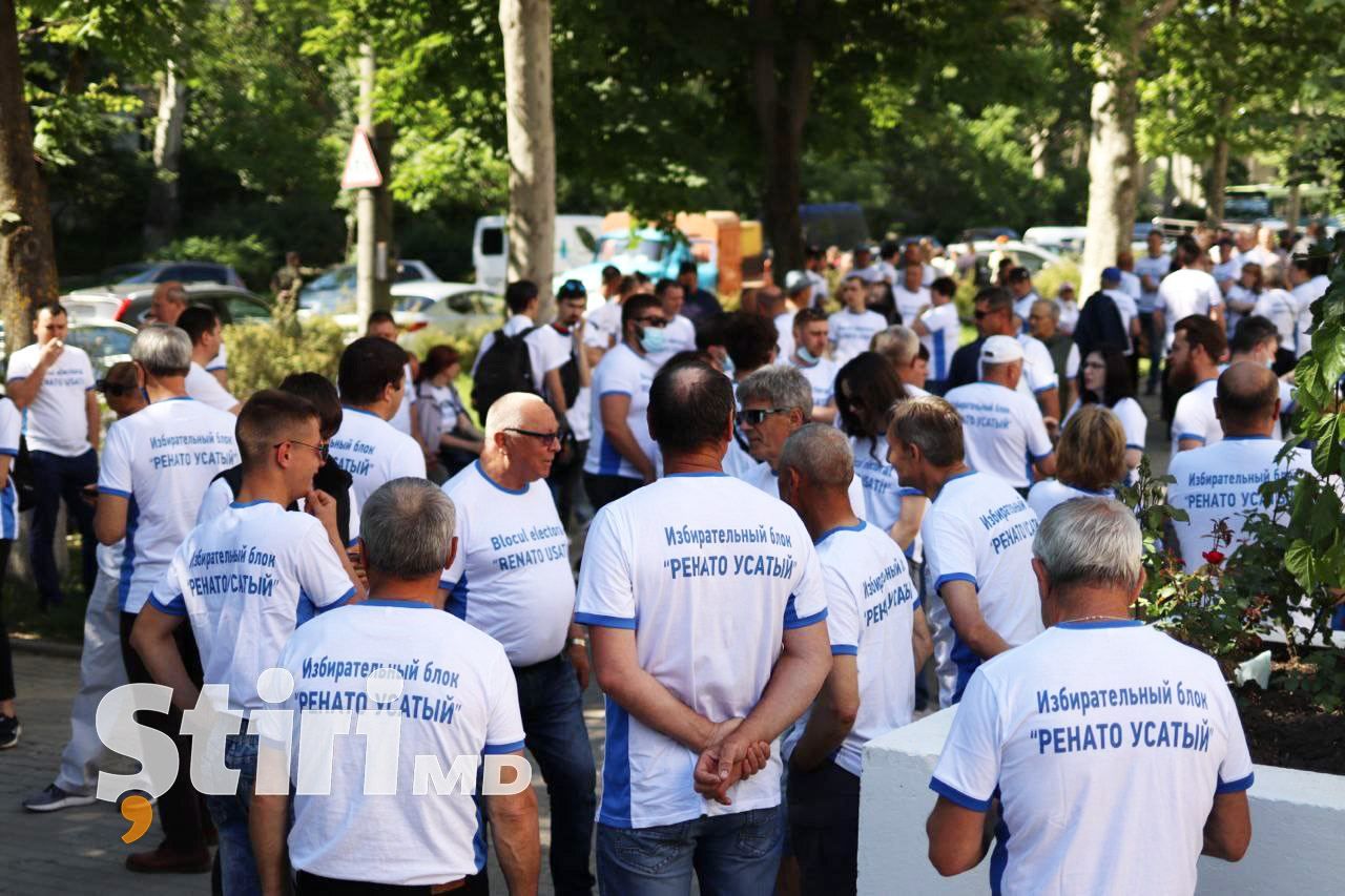 Протестующие у Апелляционной палаты требуют больше участков за рубежом. Фото: Stiri.md