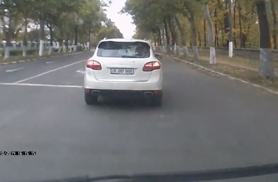 Soferul unui Porsche Cayenne a fost surprins in timp ce incalca regulile de circulatie, pe strazile din Balti.