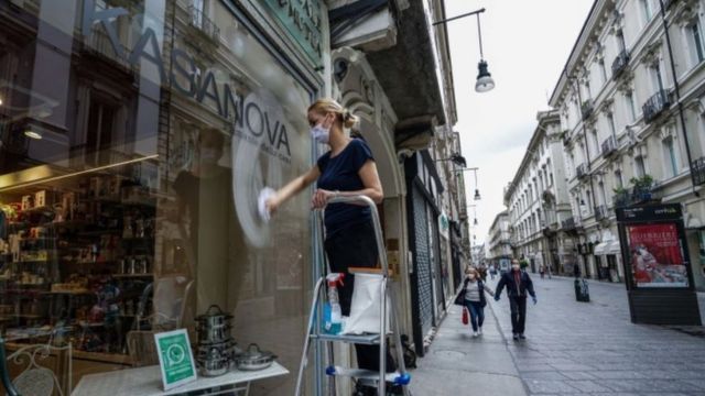 В Испании впервые с мая 2020 года хотят отменить масочный режим на улице.