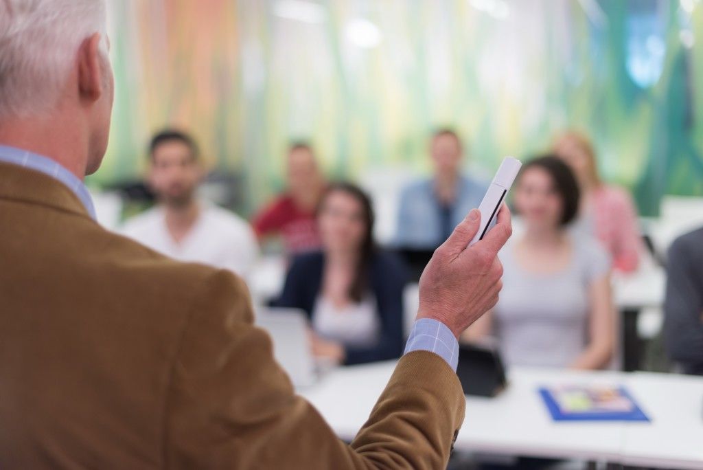 O elevă a vrut să flirteze cu profesorul ca să primească o notă mai mare. 