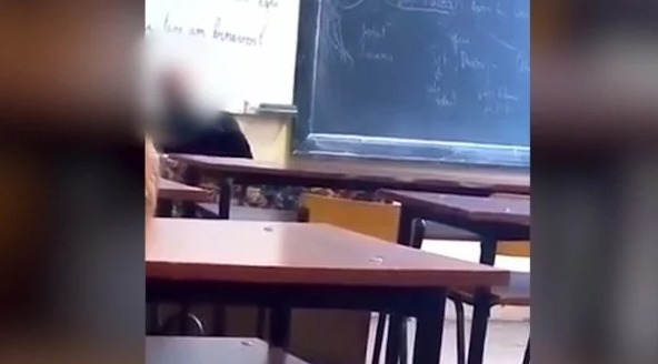 Profesor de religie, filmat în timp ce se masturbează în fața elevilor