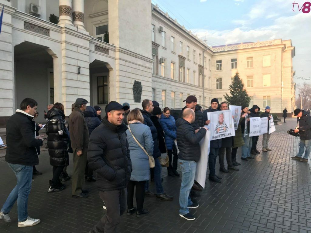 Жильцы столичного дома, которых могут выселить из квартир, протестовали у Генпрокуратуры.