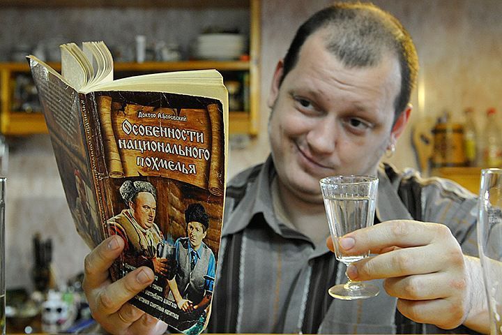Употребление алкоголя при похмелье помогает человеку на время почувствовать себя лучше. 