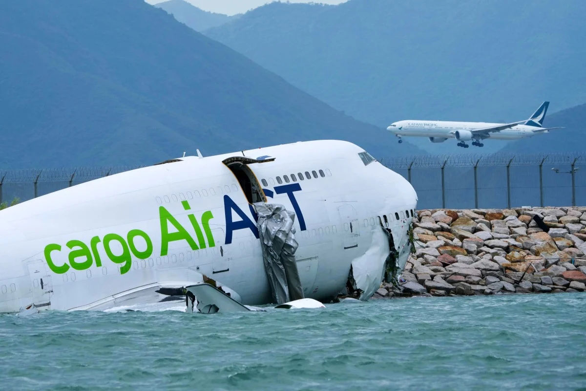 Un avion cargo s-a prăbușit în mare la Aeroportul din Hong Kong. Doi oameni au murit.