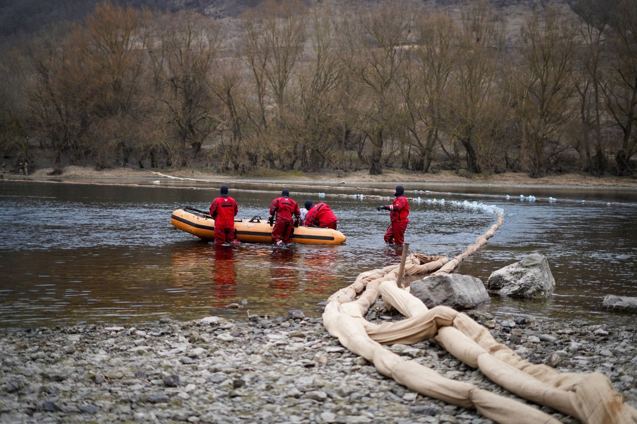 Власти усилили меры после появления новых пятен нефти на Днестре.