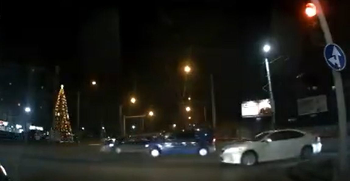 На Ботанике машина протаранила автомобиль, проехавший на красный свет.