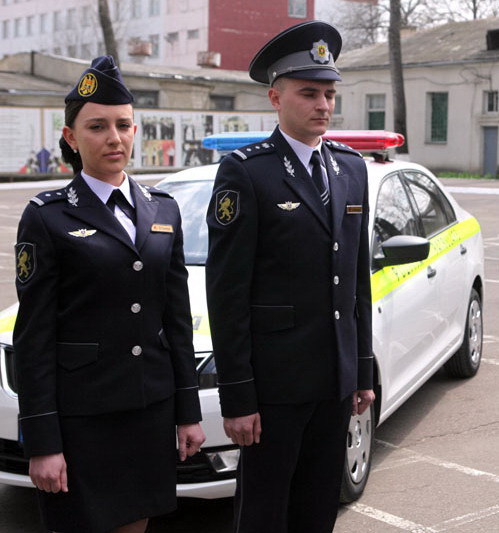 Новую форму оденут к 27 августа - Дню независимости Молдовы - лишь 1300 полицейских, а до конца года - 2400.
