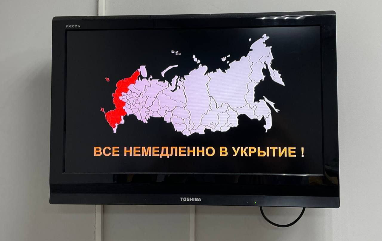 Хакеры взломали эфир телеканалов РФ, включив сообщение воздушной тревоги.