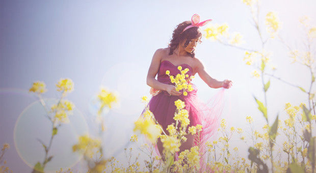 Îmbracă cămăși modeste, fuste maxi în culori unice sau rochii cu print floral. Foto: equinceanera.com