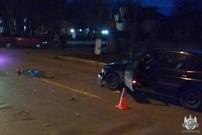 В Каменке нетрезвая велосипедистка попала под колёса автомобиля.
