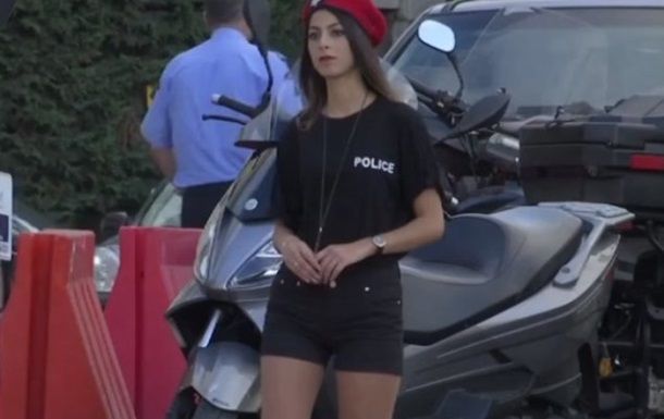 Ливанских девушек-полицейских одели провокационно ради туристов.