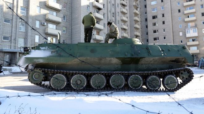Из-за боев в городе нет света, наблюдаются перебои с отоплением и связью.