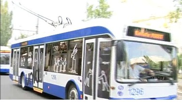 Un pictor cunoscut în toată lumea a fost văzut ieri întrun troleibuz de pe ruta numărul 10.