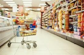 На продукты питания, по данным статистики, ежемесячно мы тратим 43,7% своих доходов. Фото: finance.obozrevatel.com