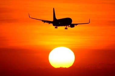 За последнее время уже несколько раз неизвестные пытались ослепить пилотов самолетов с земли.