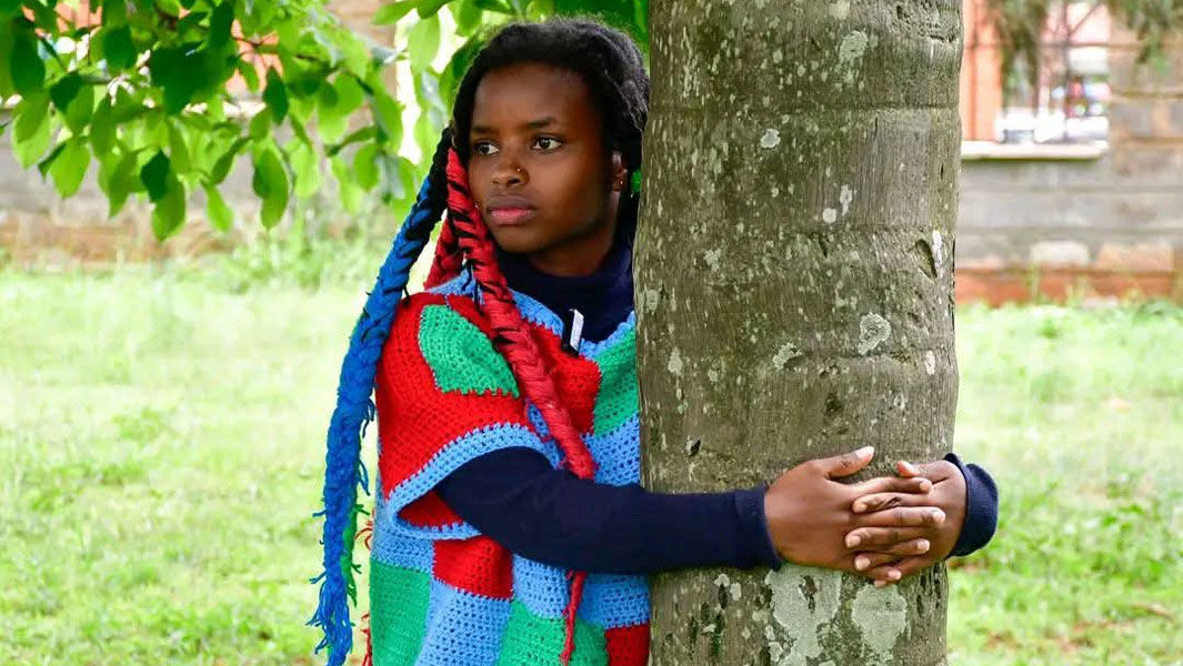 O ecologistă din Kenya a îmbrățișat un copac timp de 72 de ore și a intrat în Cartea Recordurilor Guinness.